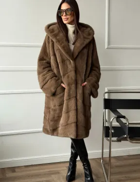 Шуба из меха премиальной плюшевой норки с капюшоном