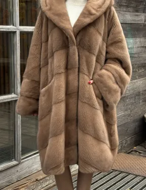 Шуба из меха премиальной плюшевой норки с капюшоном