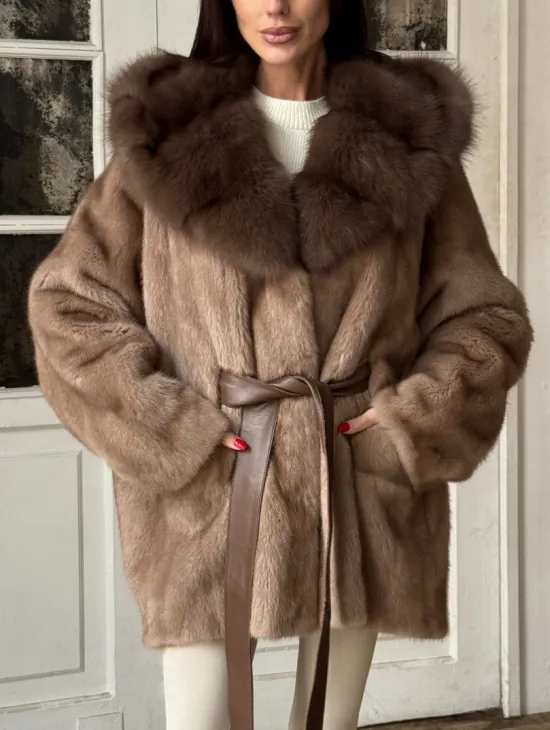 Полушубок кимоно из меха норки Almond с капюшоном куница