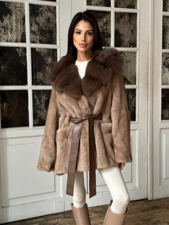 Полушубок кимоно из меха норки Almond с капюшоном куница