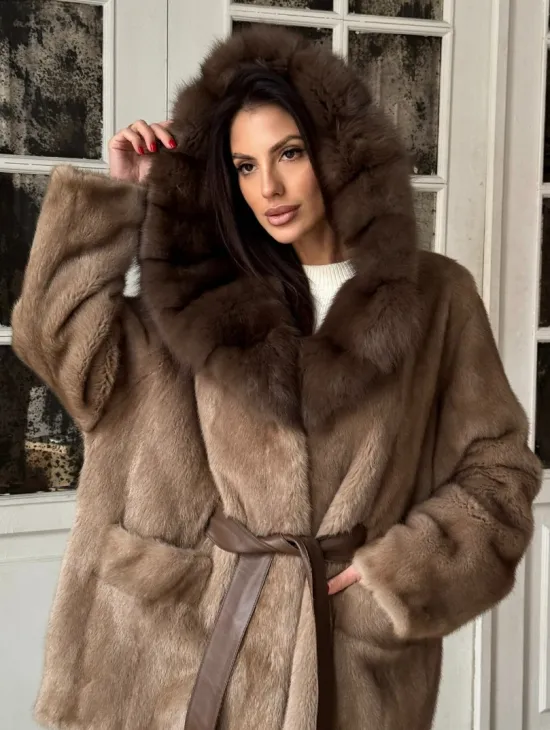 Полушубок кимоно из меха норки Almond с капюшоном куница