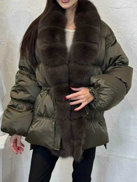 Женский стеганный пуховик на гусином пуху с отделкой из меха песца