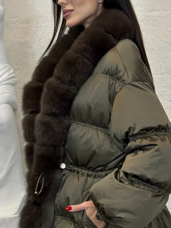 Женский стеганный пуховик на гусином пуху с отделкой из меха песца