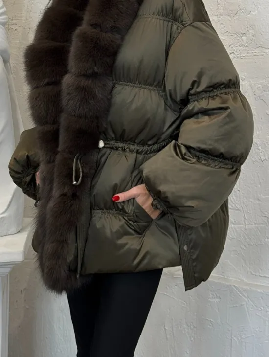 Женский стеганный пуховик на гусином пуху с отделкой из меха песца