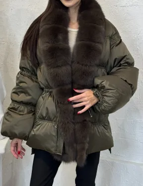 Женский стеганный пуховик на гусином пуху с отделкой из меха песца
