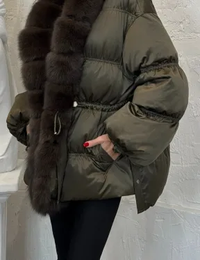 Женский стеганный пуховик на гусином пуху с отделкой из меха песца