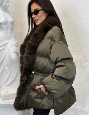 Женский стеганный пуховик на гусином пуху с отделкой из меха песца