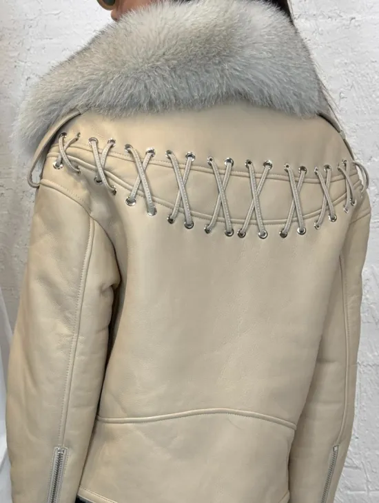 Дубленка из натуральной овчины со шнуровкой на спине и воротником из меха песца