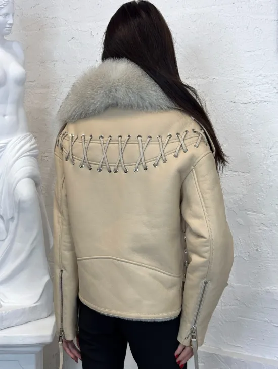 Дубленка из натуральной овчины со шнуровкой на спине и воротником из меха песца