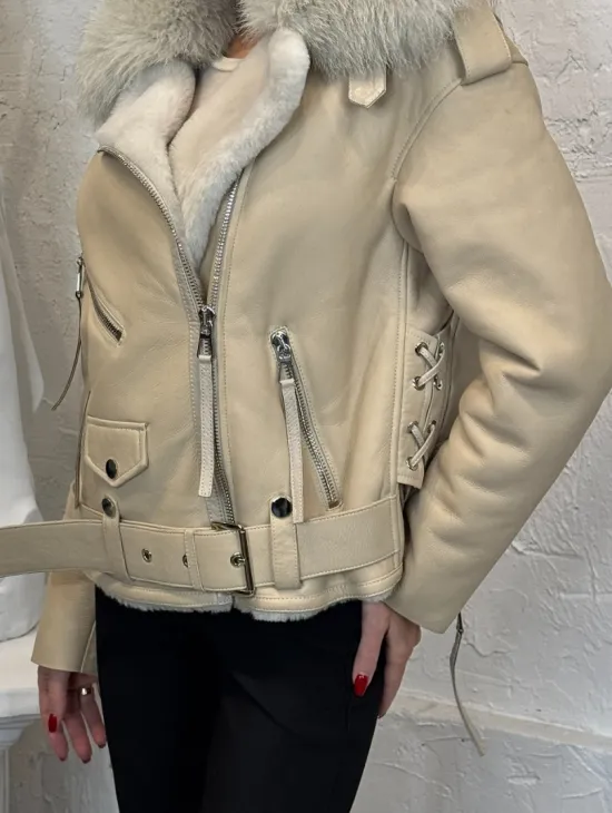 Дубленка из натуральной овчины со шнуровкой на спине и воротником из меха песца