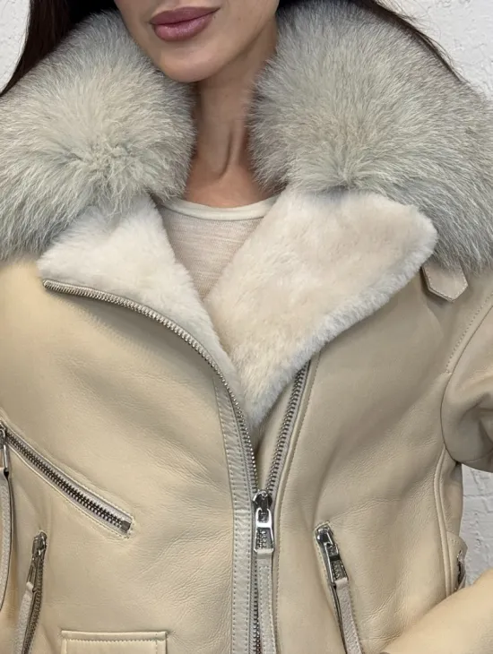 Дубленка из натуральной овчины со шнуровкой на спине и воротником из меха песца