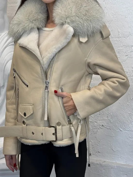 Дубленка из натуральной овчины со шнуровкой на спине и воротником из меха песца