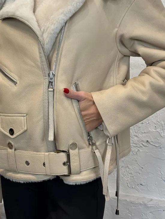 Дубленка из натуральной овчины со шнуровкой на спине и воротником из меха песца