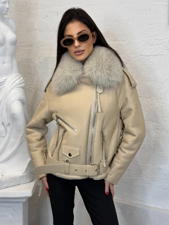 Дубленка из натуральной овчины со шнуровкой на спине и воротником из меха песца