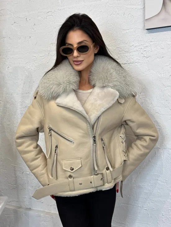 Дубленка из натуральной овчины со шнуровкой на спине и воротником из меха песца