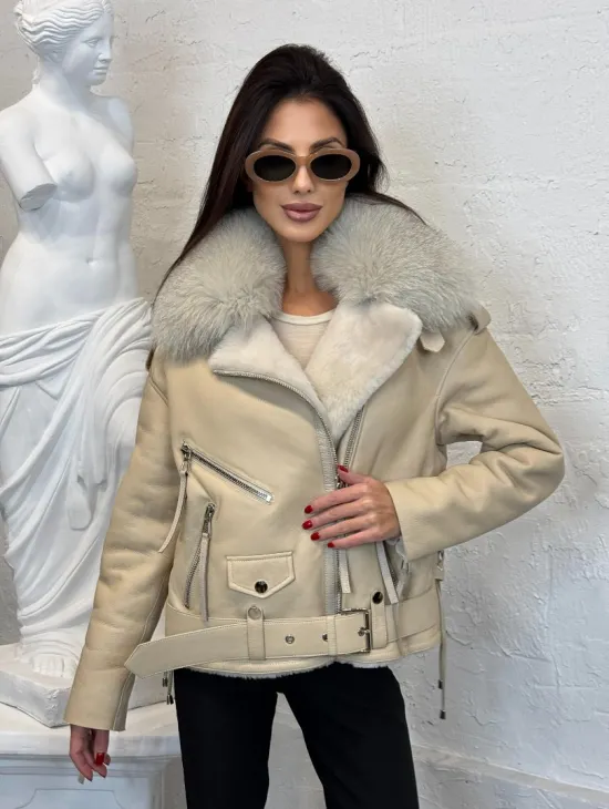 Дубленка из натуральной овчины со шнуровкой на спине и воротником из меха песца