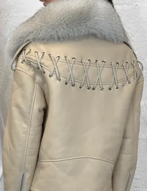 Дубленка из натуральной овчины со шнуровкой на спине и воротником из меха песца