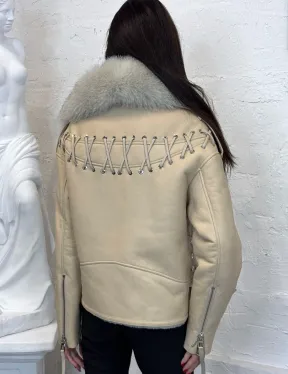 Дубленка из натуральной овчины со шнуровкой на спине и воротником из меха песца