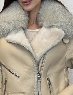 Дубленка из натуральной овчины со шнуровкой на спине и воротником из меха песца