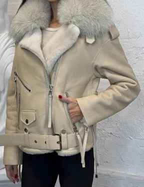 Дубленка из натуральной овчины со шнуровкой на спине и воротником из меха песца