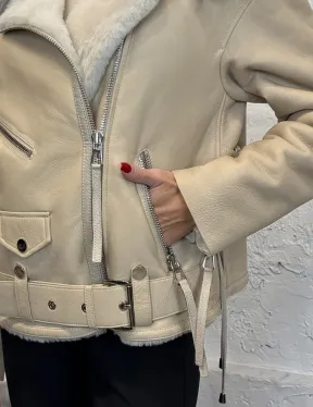 Дубленка из натуральной овчины со шнуровкой на спине и воротником из меха песца