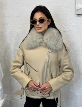 Дубленка из натуральной овчины со шнуровкой на спине и воротником из меха песца