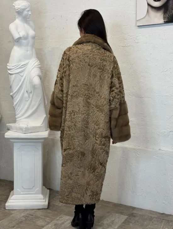 Длинное женское пальто из натурального меха каракульчи с отделкой из норки