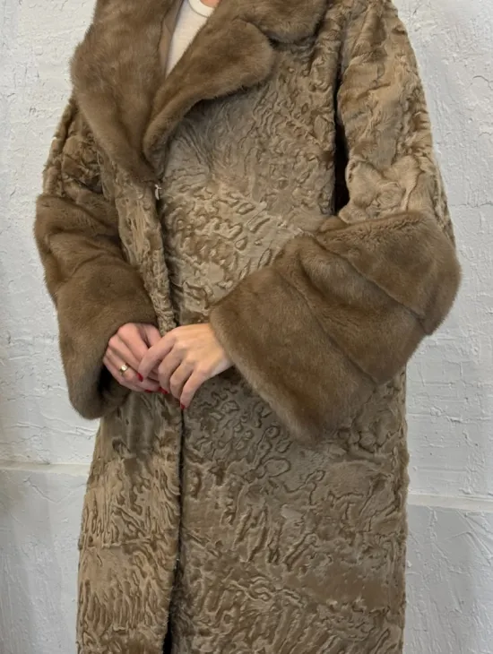 Длинное женское пальто из натурального меха каракульчи с отделкой из норки