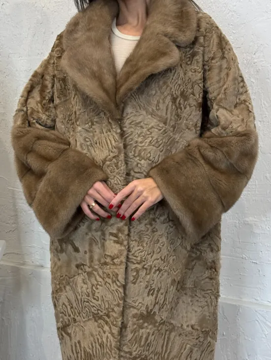 Длинное женское пальто из натурального меха каракульчи с отделкой из норки
