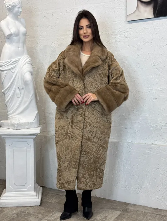 Длинное женское пальто из натурального меха каракульчи с отделкой из норки