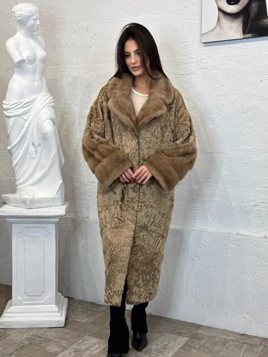 Длинное женское пальто из натурального меха каракульчи с отделкой из норки
