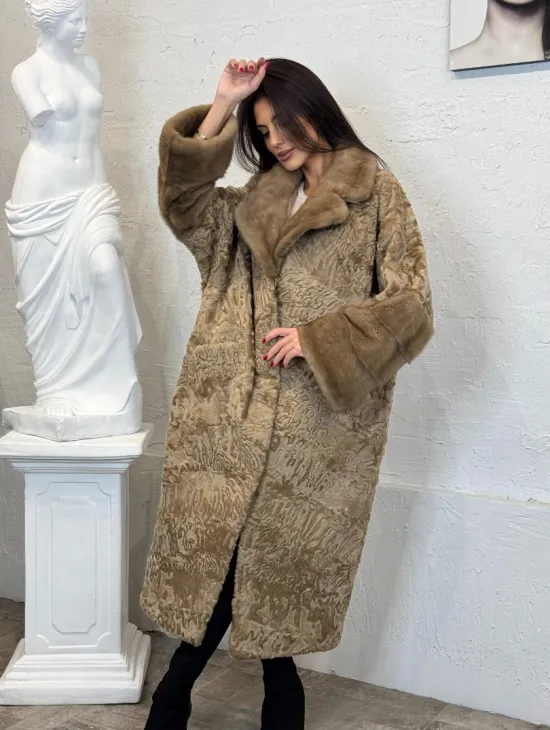 Длинное женское пальто из натурального меха каракульчи с отделкой из норки