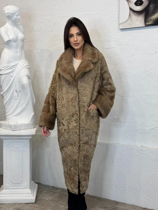 Длинное женское пальто из натурального меха каракульчи с отделкой из норки