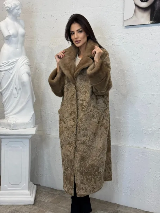 Длинное женское пальто из натурального меха каракульчи с отделкой из норки