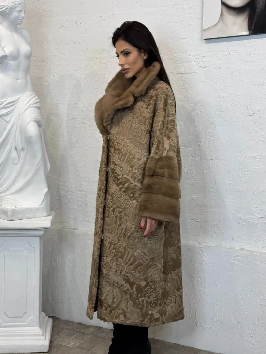 Длинное женское пальто из натурального меха каракульчи с отделкой из норки
