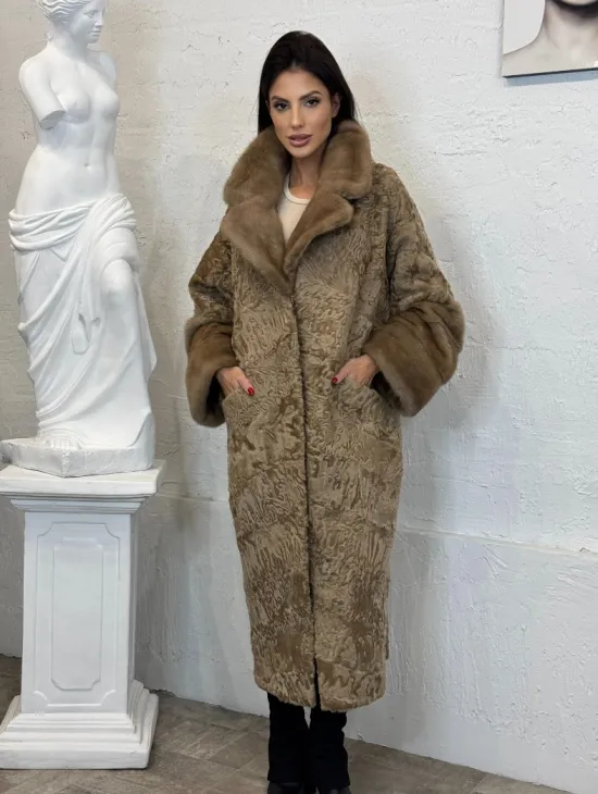 Длинное женское пальто из натурального меха каракульчи с отделкой из норки