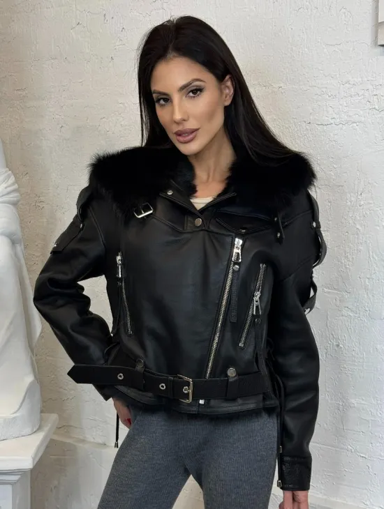 Короткая женская куртка - дубленка из натуральной кожи и мехом тосканы внутри, капюшон