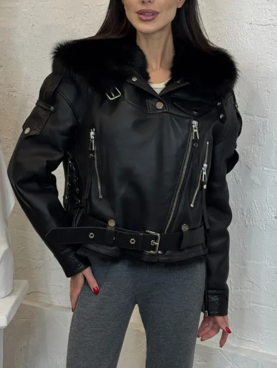 Короткая женская куртка - дубленка из натуральной кожи и мехом тосканы внутри, капюшон