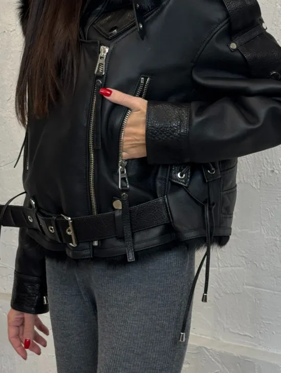 Короткая женская куртка - дубленка из натуральной кожи и мехом тосканы внутри, капюшон