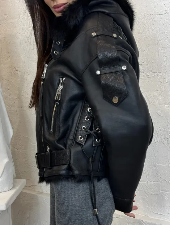 Короткая женская куртка - дубленка из натуральной кожи и мехом тосканы внутри, капюшон