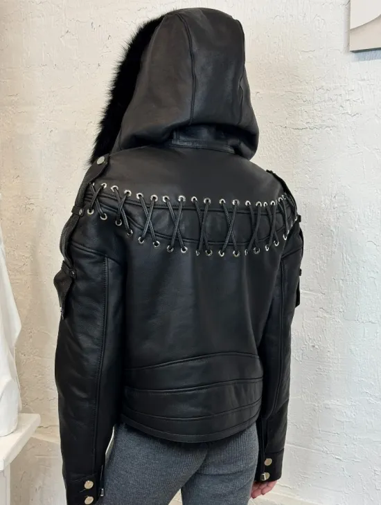 Короткая женская куртка - дубленка из натуральной кожи и мехом тосканы внутри, капюшон