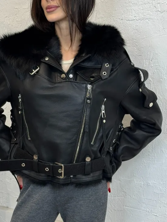 Короткая женская куртка - дубленка из натуральной кожи и мехом тосканы внутри, капюшон