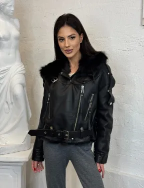 Короткая женская куртка - дубленка из натуральной кожи и мехом тосканы внутри, капюшон