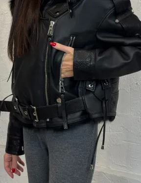 Короткая женская куртка - дубленка из натуральной кожи и мехом тосканы внутри, капюшон