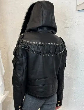 Короткая женская куртка - дубленка из натуральной кожи и мехом тосканы внутри, капюшон