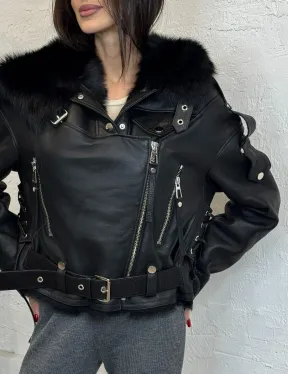 Короткая женская куртка - дубленка из натуральной кожи и мехом тосканы внутри, капюшон