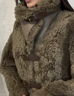 Дублёнка «Дафлкот» cредней длины из овчины Tigrado на застёжках - кожаные ремешки