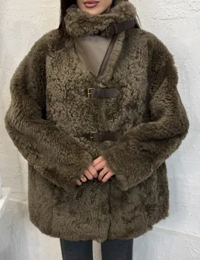 Дублёнка «Дафлкот» cредней длины из овчины Tigrado на застёжках - кожаные ремешки