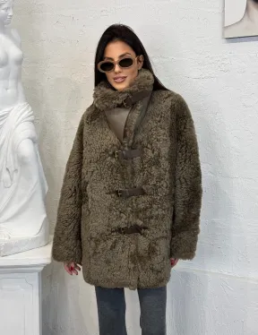 Дублёнка «Дафлкот» cредней длины из овчины Tigrado на застёжках - кожаные ремешки