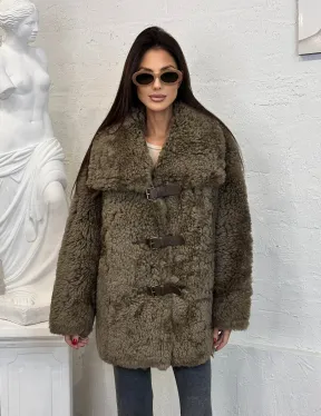 Дублёнка «Дафлкот» cредней длины из овчины Tigrado на застёжках - кожаные ремешки